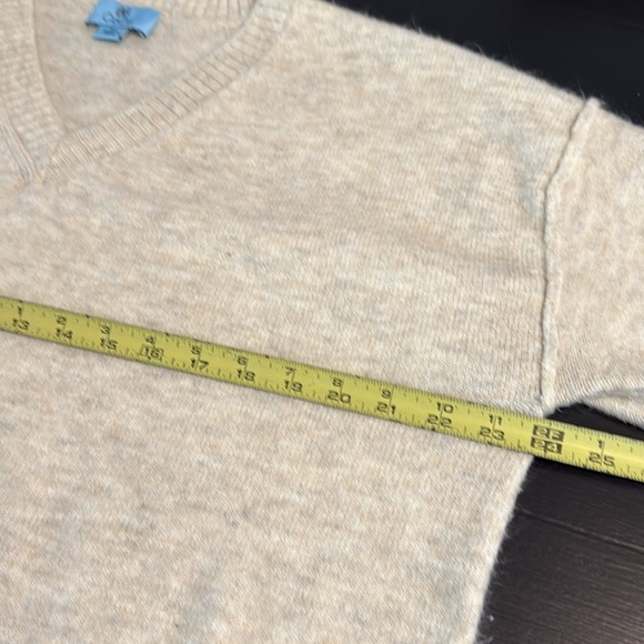 CeCe Cream V-Neck Sweater Soft Knit - Picture 4 of 7